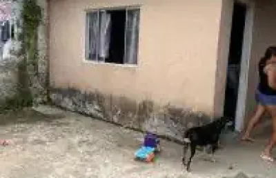 Casa no bairro jardim são pedro, em itanhaém - sendo no lado praia, em rua de terra.