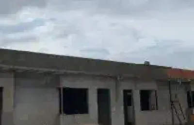 Casa em fase de construção no jardim das palmeiras, em itanhaém - frente ao mar, em rua calçada.