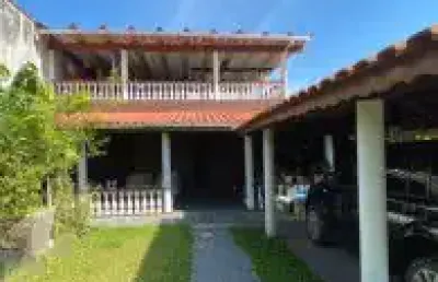 Sobrado no bairro balneário gaivota, em itanhaém - sendo lado serra, em rua calçada.