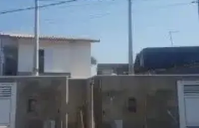 Casa sobreposta no jardim das palmeiras, em itanhaém - sendo lado praia, em rua calçada.