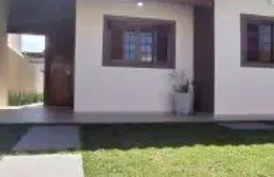 Casa em alto padrão no bairro jardim jamaica, em itanhaém - sendo lado praia, em acesso pavimentado.