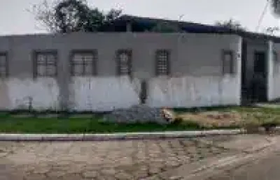 Casa no bairro jardim jamaica, em itanhaém - sendo lado praia, em rua calçada.