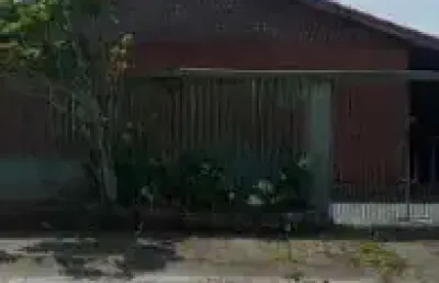 Casa no bairro bopiranga, em itanhaém - localizada lado praia, em rua calçada.