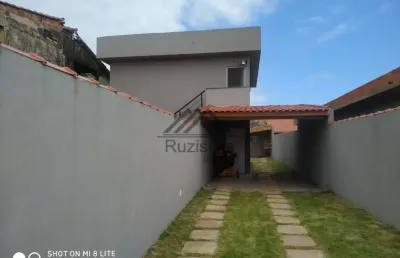 Casa sobreposta nova no bairro balneário campos elísios, em itanhaém - sendo lado praia, em rua de terra.