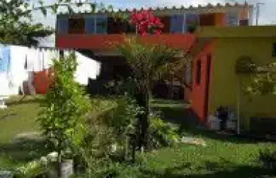 Casa no bairro jardim das palmeiras, em itanhaém - sendo lado praia, em rua de terra.