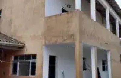 Sobrado no bairro são pedro, em itanhaém - sendo lado praia, em rua de terra.