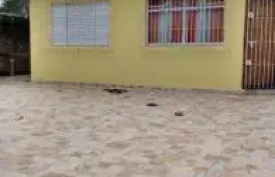 Casa no bairro jardim das palmeiras, em itanhaém - sendo lado praia, em rua calçada.