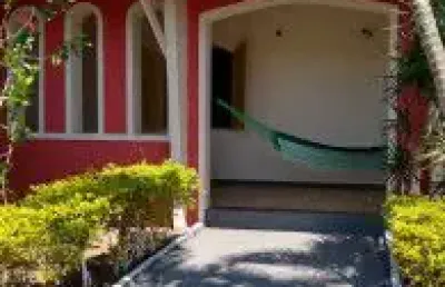 Casa no bairro jardim das palmeiras, em itanhaém - sendo lado praia, em rua calçada.