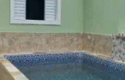 Casa no bairro vila loty, em itanhaém - sendo lado serra, em rua calçada.