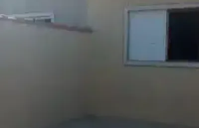 Casa no bairro vila loty, em itanhaém - sendo lado serra, em rua de terra.