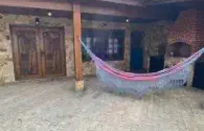 Casa no centro de itanhaém - localizada lado praia frente ao mar, em rua calçada.