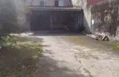 Casa no bairro balneário gaivota, em itanhaém - sendo lado praia, em rua de terra.
