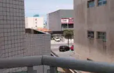 Apartamento no centro de itanhaém - localizado lado praia, em rua calçada.