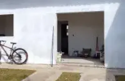 Casa no bairro jardim regina, em itanhaém - ficando lado praia, em rua calçada.