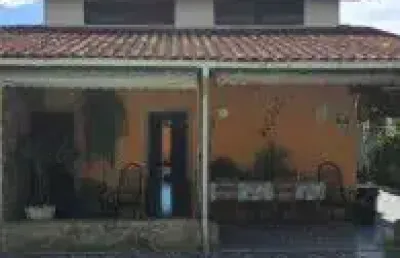 Casa no bairro jardim das palmeiras, em itanhaém - sendo lado praia, em rua calçada.