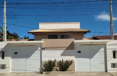 Ótima casa no bairro tupy, em itanhaém - sendo lado praia, em rua calçada.