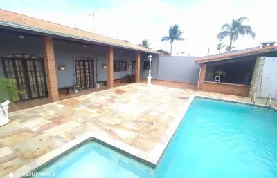 Casa no bairro bopiranga, em itanhaém - localizada lado praia, em rua calçada.