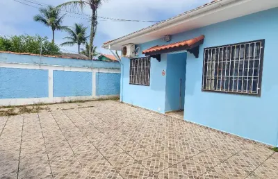 Casa a venda em itanhaém com 03 dormitórios á 50m do mar .