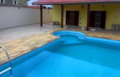 Oportunidade , casa com piscina , lote inteiro á 740m do mar