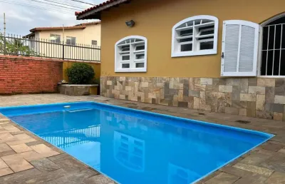 Casa com piscina e edicula á venda em itanhaem , litoral sul de sp