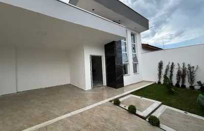 Casa moderna piscina, lado praia á venda em itanhaém/sp.