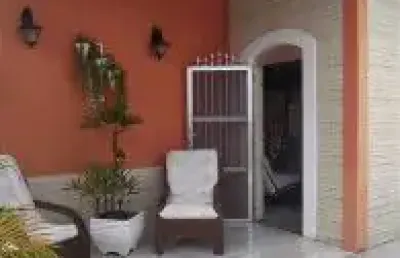 Excelente casa localizada no bairro balneário gaivota - à 100 metros do mar, em rua calçada