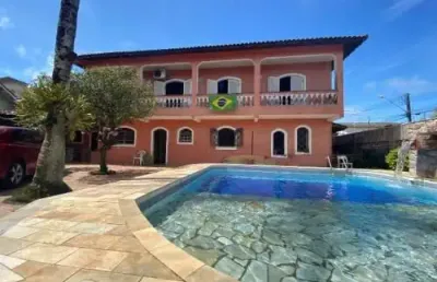 Linda casa localizada no centro de itanhaém - lado praia.