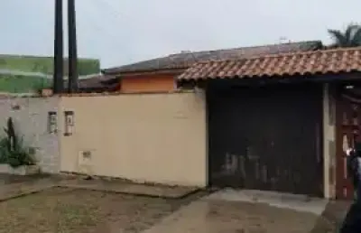 Casa localizada no bairro jardim regina - lado praia