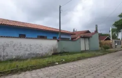 Casa localizada no balneário são jorge - lado praia, em rua calçada.
