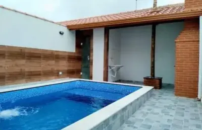 Belíssima casa localizada no bairro balneário gaivotas - lado praia.