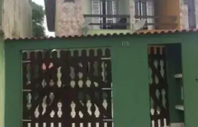 Excelente sobrado localizado no balneário gaivota - lado praia, em rua calçada.