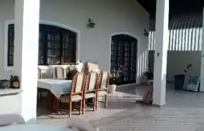 Excelente casa localizada no bairro jardim regina - lado praia.