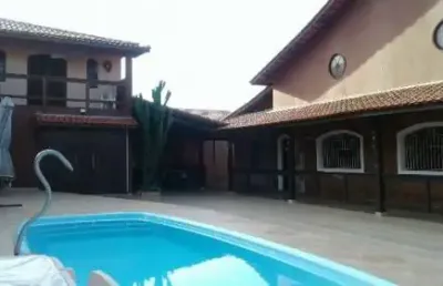 Excelente casa localizada no bairro jardim palmeiras  - lado praia, em rua calçada.