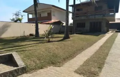 Belíssima casa localizada no bairro parque augustus - lado praia, em frente ao mar.