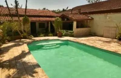 Excelente chácara localizada no jardim são fernando - imóvel de laje, possui churrasqueira, piscina e árvores frutíferas.