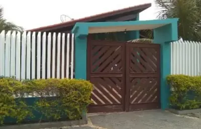 Excelente casa localizada no bairro cibratel 2 - lado praia, possui piscina, churrasqueira, forno, fogão a lenha e área de serviço.