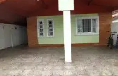 Excelente casa localizada no bairro balneário gaivota - lado praia em rua calçada.