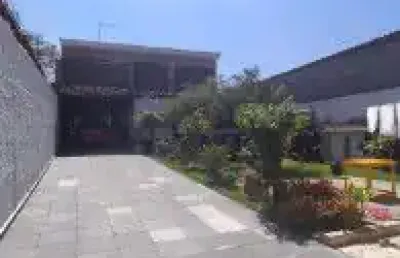 Excelente casa localizada no jardim regina - rua calçada, possui lavandeira, churrasqueira, varanda, jardim e possui espaço para piscina