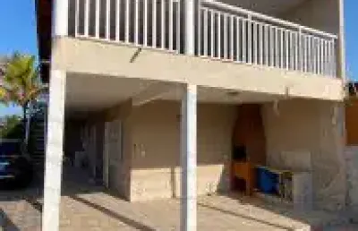 Excelente casa localizada no bairro jardim das palmeiras- lado praia, em rua calçada.