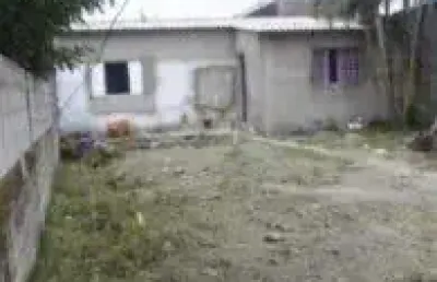 Casa localizada no bairro jardim marilú, em itanhaém.