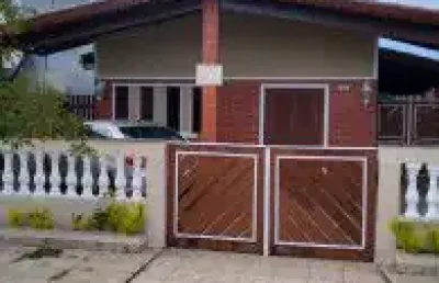 Belíssima casa localizada no bairro balneário josedy, em peruíbe - lado praia, em rua calçada.