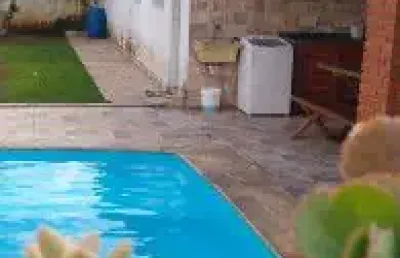 Belíssima casa localizada no bairro balneário gaivota, em itanhaém - possui piscina com cascata, edícula, área gourmet com churrasqueira.