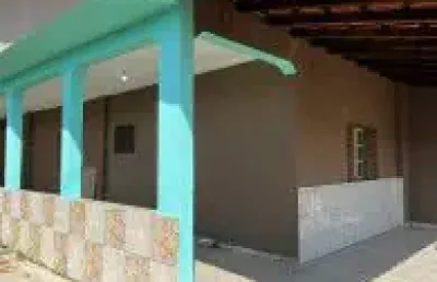 Excelente chácara localizada no bairro cibratel, em itanhaém - possui piscina, churrasqueira, varanda, cerca elétrica e portão automático.