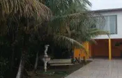 Excelente casa localizada no bairro bopiranga, em itanhaém -  possui piscina, área gourmet com churrasqueira, edícula, área coberta, pomar, jardim, varanda e ambiente discoteca.