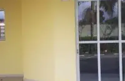 Excelente casa localizada no jardim umuarama, em itanhaém - rua calçada, possui pesqueira e piscina coletiva.