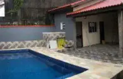 Casa nova no jardim regina, em itanhaém - lado praia, em rua calçada, possui sala 02 ambientes, gramado na frente, ducha externa, piscina, 01 cômodo externo, área gourmet com churrasqueira