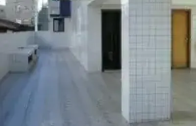 Excelente apartamento localizado no bairro guilhermina, em praia grande - lado praia, possui sacada, salão de festas e de jogos, elevador para deficiente.