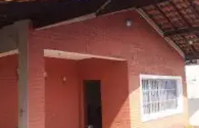 Casa excelente localizada no bairro loty, em itanhaém - lado praia, possui churrasqueira e espaço para piscina.