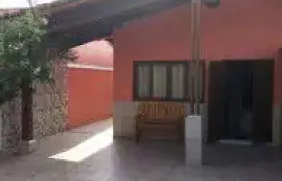 Excelente casa localizada no jardim das palmeiras, em itanhaém - lado praia, à 50 metros do mar.