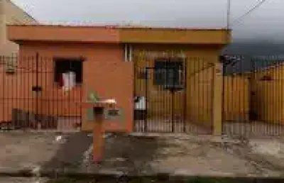 Excelente casa localizada no jardim veneza, em peruíbe - lado praia em rua calçada.